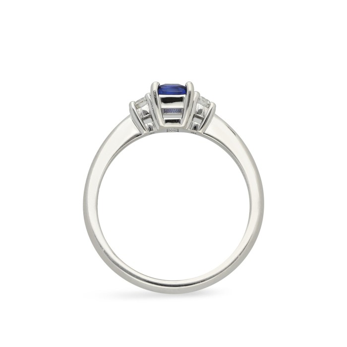 White Gold Ring with Sapphire and Diamonds Grau