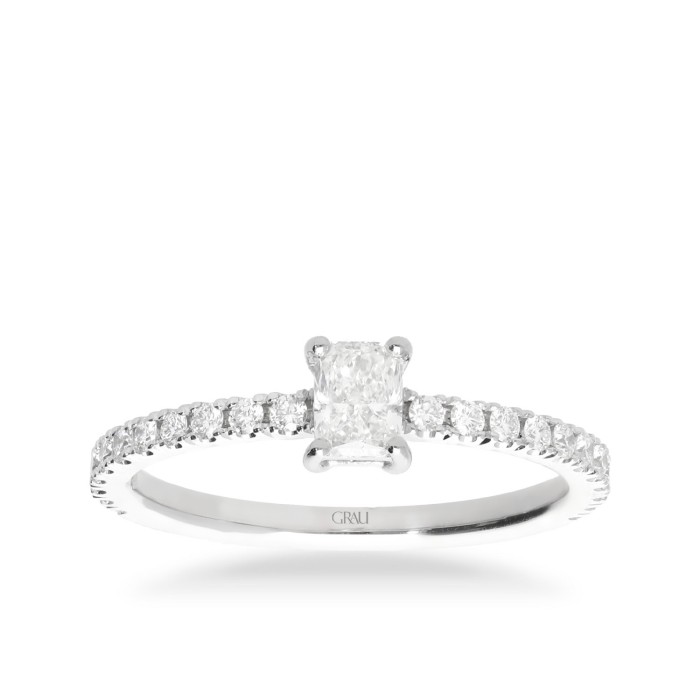 Anillo solitario radiant en oro blanco con diamantes laterales