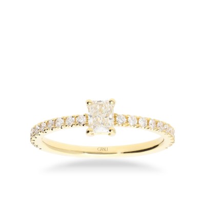 Anillo solitario radiant oro amarillo con diamantes laterales