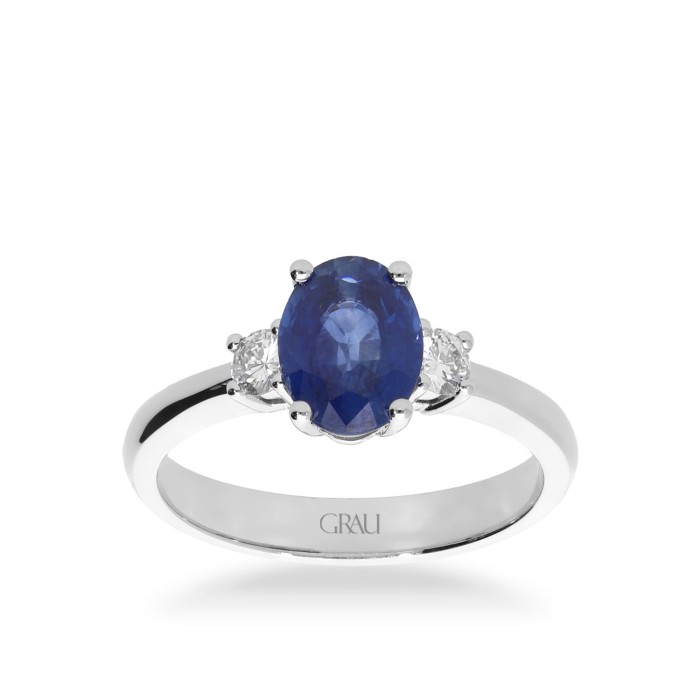 Anell Trilogy or blanc amb safir oval i diamants