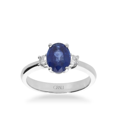 Anillo Trilogy oro blanco con zafiro oval y diamantes