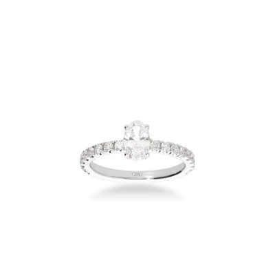 Anillo Solitario Oro Blanco con Diamante Oval y Diamantes Laterales
