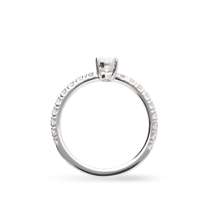 Anell Solitari d’Or Blanc amb Diamant Oval i Diamants Laterals