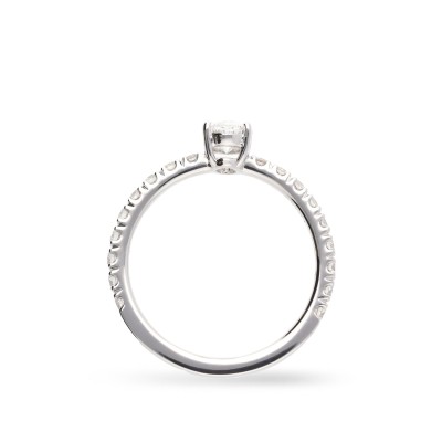 Anillo Solitario Oro Blanco con Diamante Oval y Diamantes Laterales