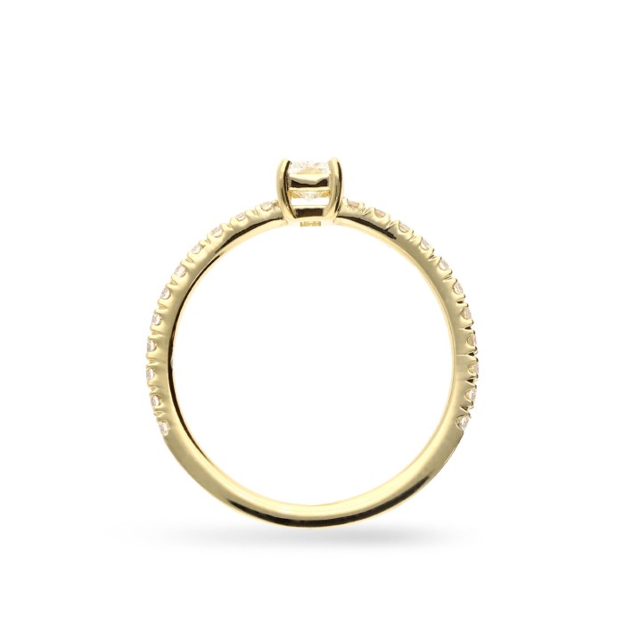 Anillo solitario radiant oro amarillo con diamantes laterales