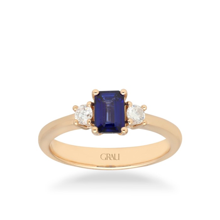 Rose Gold Ring with Sapphire and Diamonds Grau