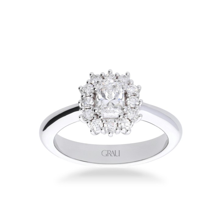 Rosette ring in white gold with radiant-cut diamonds