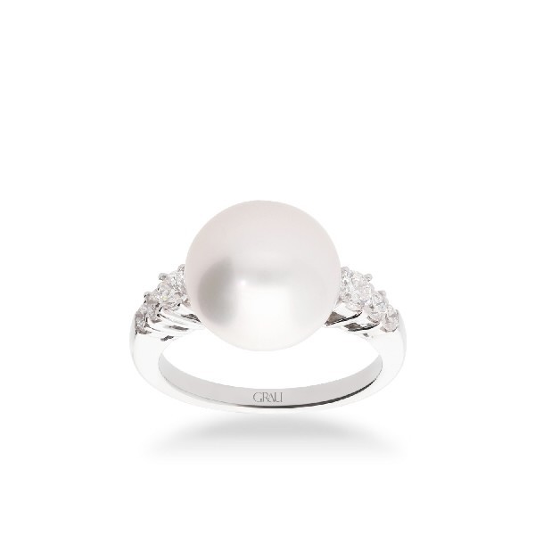 Grau White Gold Australian Pearl Ring with Diamonds