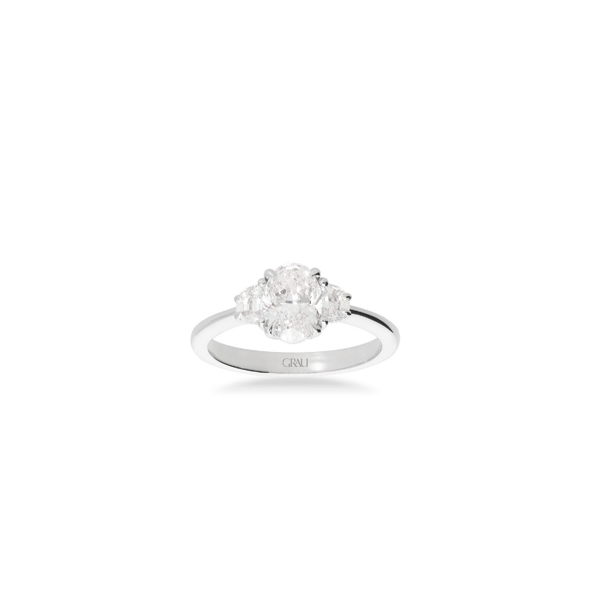 Anell Trilogy d’Or Blanc amb Diamant Oval i Diamants Mitja Lluna