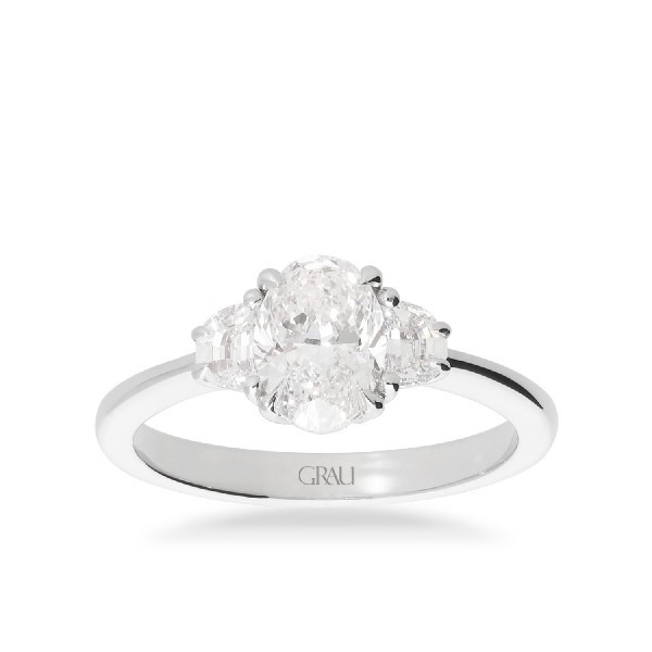 Anell Trilogy d’Or Blanc amb Diamant Oval i Diamants Mitja Lluna