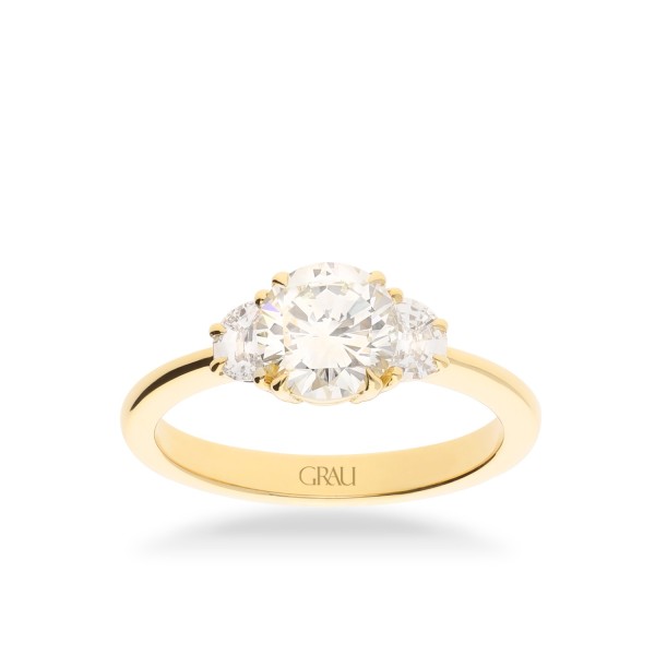 Anillo Trilogy en Oro amarillo con Diamante Central