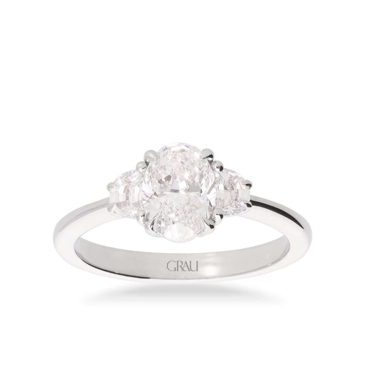Anell Trilogy d’Or Blanc amb Diamant Oval i Diamants Mitja Lluna