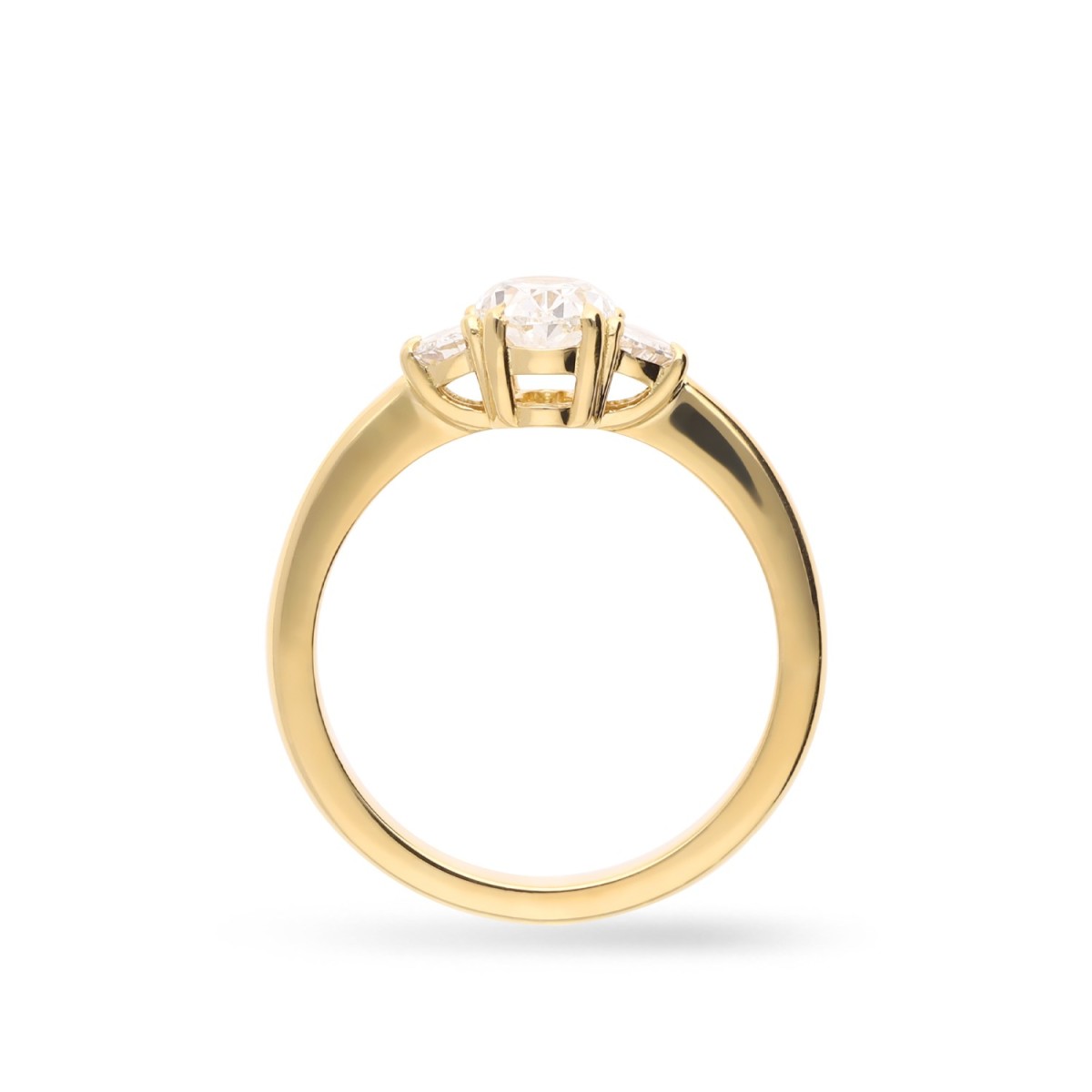 Anillo Trilogy en Oro Amarillo con Diamante Oval Central (0.90ct) | Joyería Grau Online
