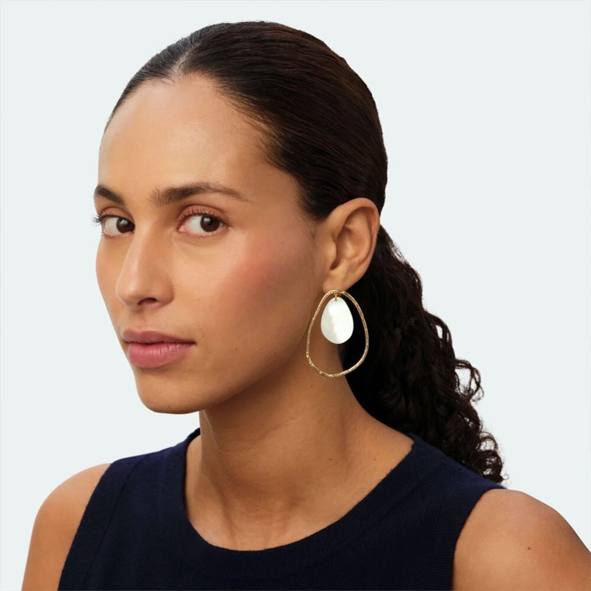 Pendientes largos pétalo nácar Calma Agatha | Joyería Grau Online