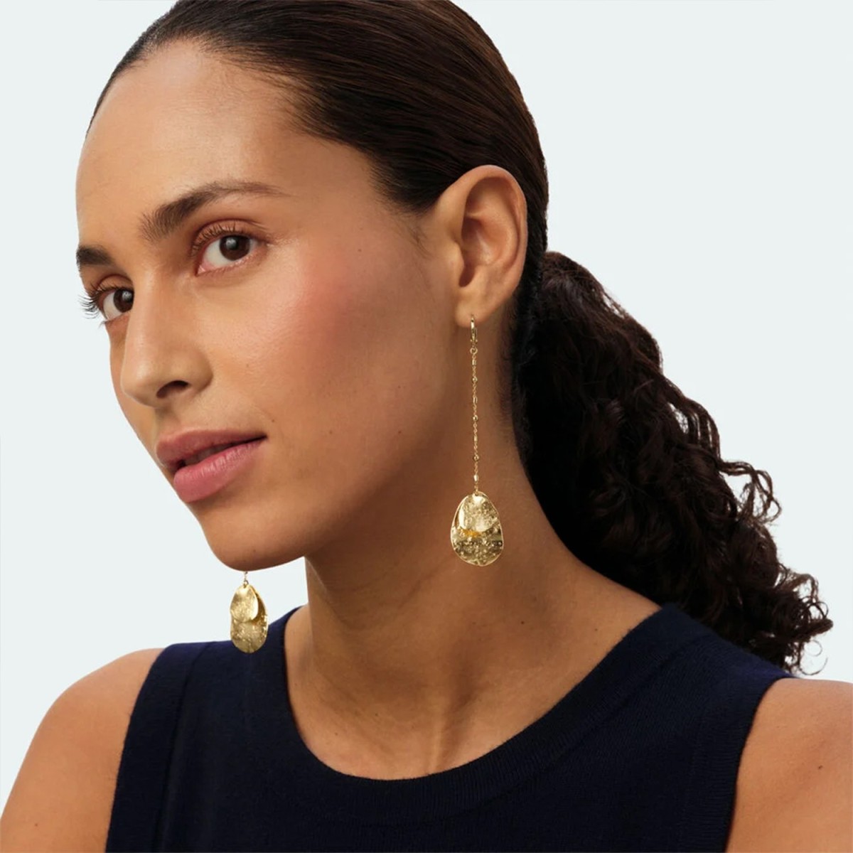 Pendientes largos cadena pétalo Agatha | Joyería Grau Online
