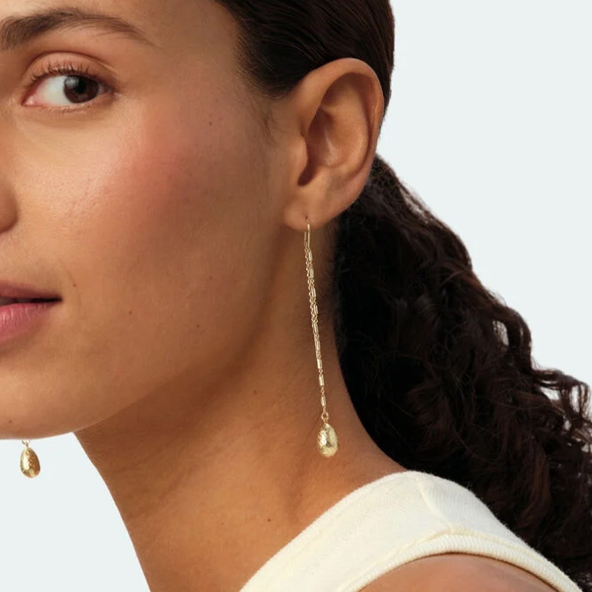 Pendientes largos gota dorados Calma Agatha | Joyería Grau Online