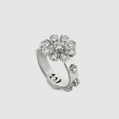 Flower ring with diamonds