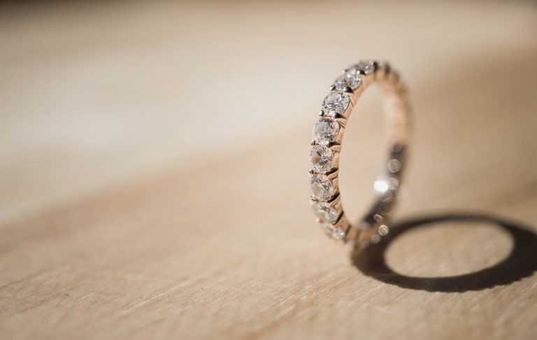 Razones para elegir un anillo de oro blanco