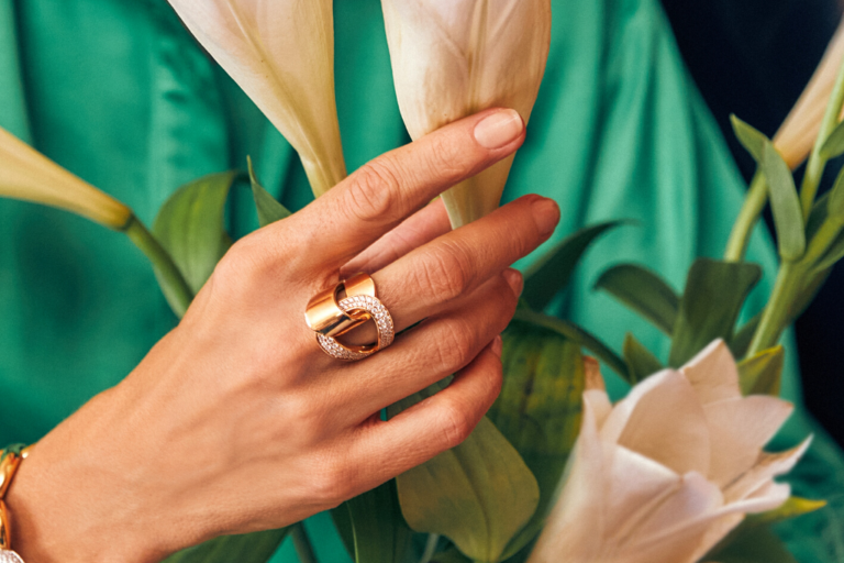 mano mujer con anillo grande en forma de eslabones