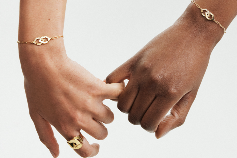 manos de mujer con pulsera y anillo de oro y diamantes de la firma dinh van