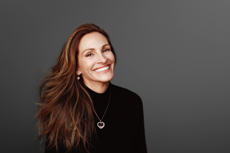 julia roberts posando con ropa negra y conjunto de pendientes y colgantes de la firma chopard