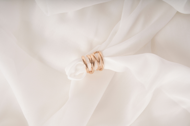 sabana blanca con anillo de oro en medio