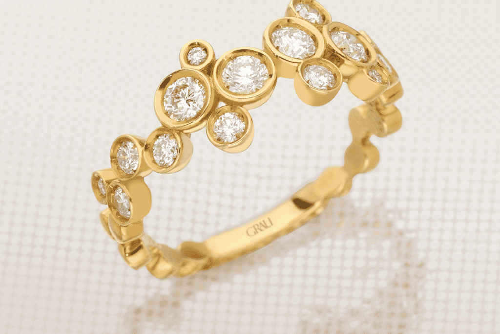 ¿Cómo limpiar tus joyas de oro en casa? anillo de oro amarillo con piedras preciosas