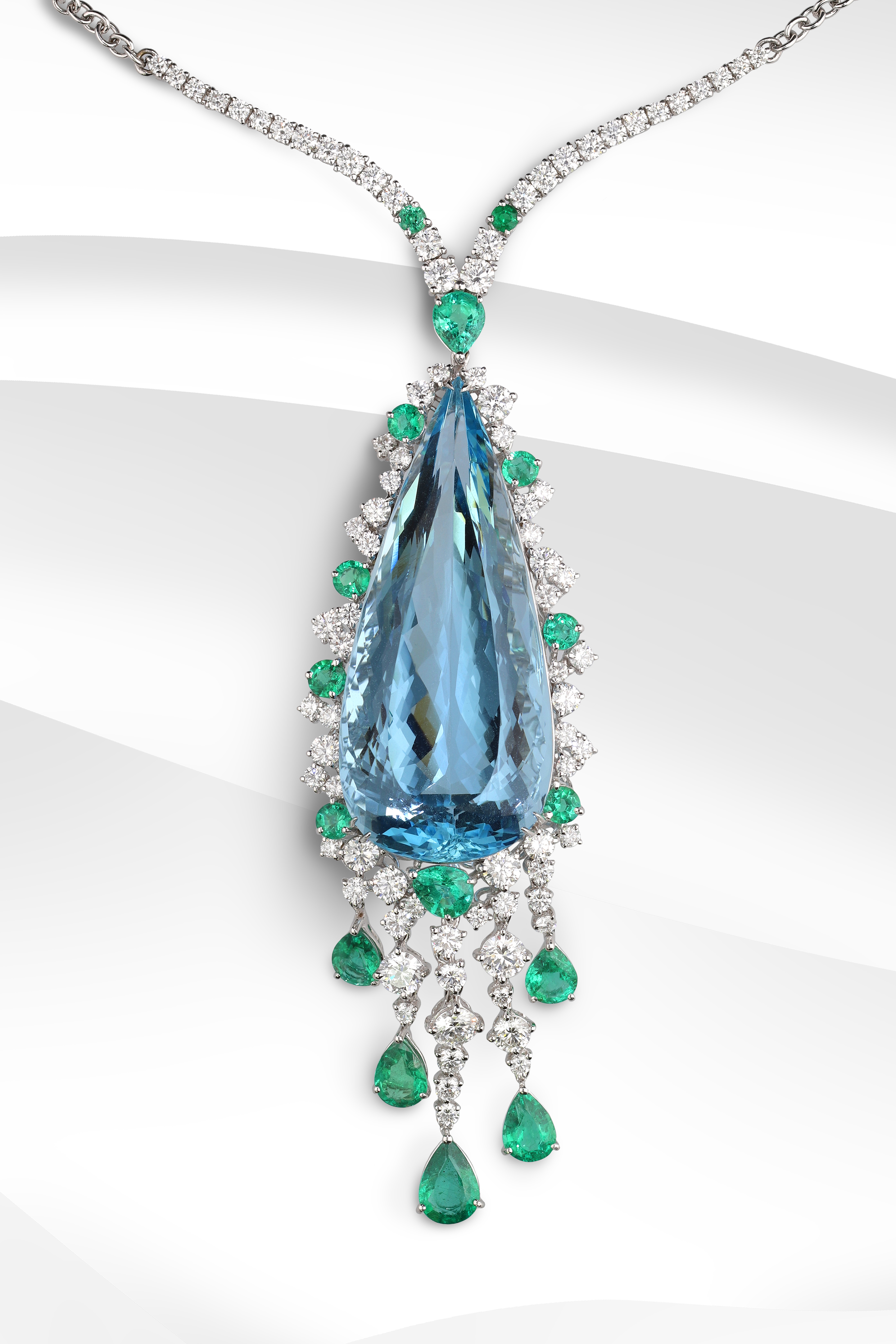modelo con anillo de oro blanco y esmeralda verde de la coleccion drea jewelry de alta joyeria