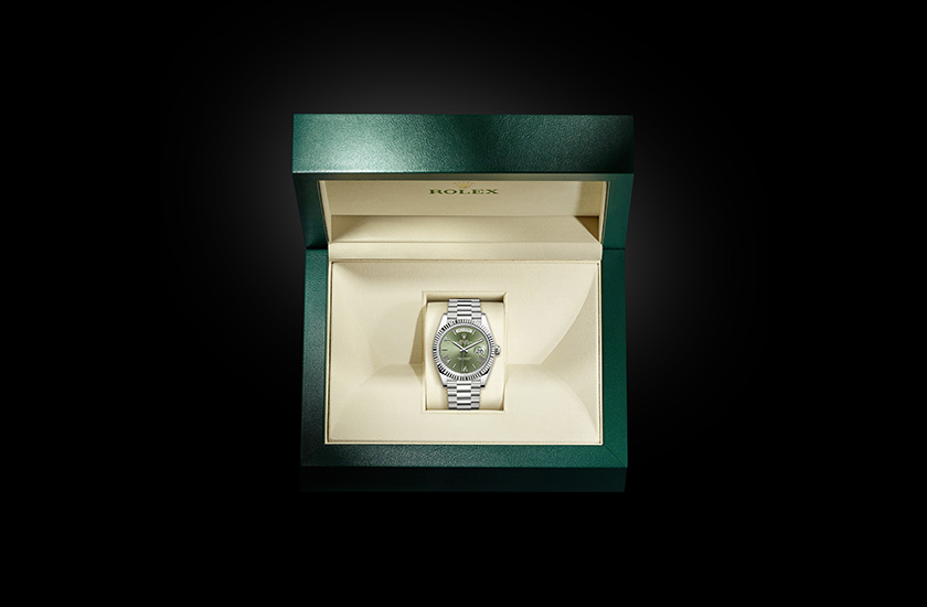  Reloj Rolex Day-Date 40 de oro blanco y esfera verde oliva en su estuche Joyería Grau
