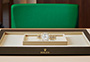 Reloj Rolex Datejust 31 de oro amarillo y diamantes y esfera de nácar blanco engastada de diamantes watchdesk en Joyería Grau