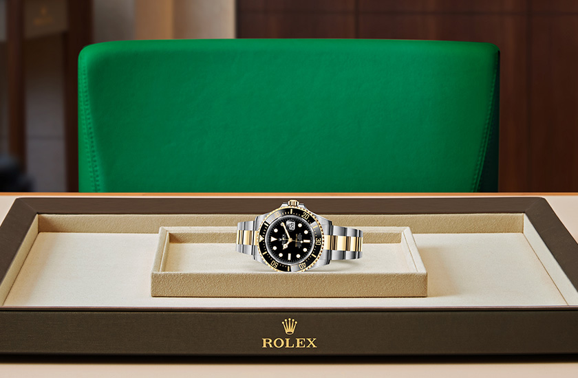 Presentación watchdesk reloj Rolex Sea-Dweller de acero Oystersteel, oro amarillo y esfera negra en Joyería Grau