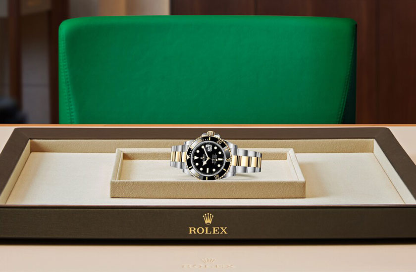Rolex Watch Submariner Date yellow gold and black dial watchdesk in Joyería Grau