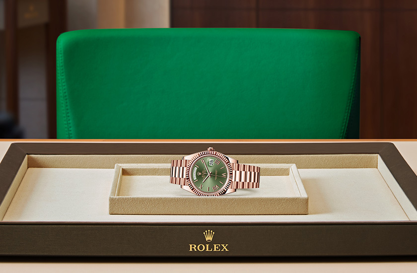 Rolex Day-Date 40 de oro Everose y esfera verde oliva watchdesk en Joyería Grau