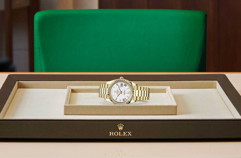 Presentación Rolex Day-Date 40 de oro amarillo y esfera blanca watchdesk en Joyería Grau
