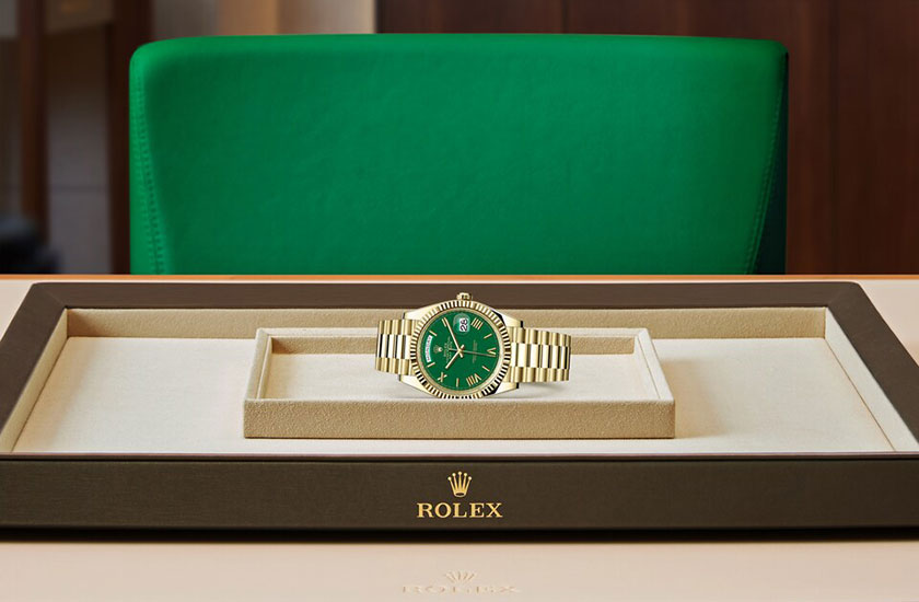 Presentación Rolex Day-Date 40 de oro amarillo y esfera verde watchdesk en Joyería Grau