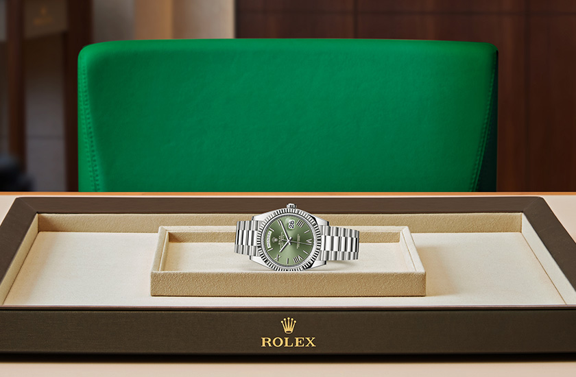  Rolex Day-Date 40 de oro blanco y esfera verde oliva watchdesk en Joyería Grau